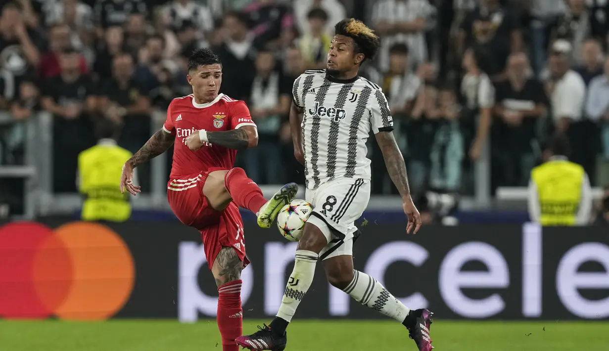 Gelandang Benfica Enzo Fernandez berebut bola dengan gelandang Juventus Weston McKennie dalam duel matchday 2 Grup H Liga Champions 2022/2023 di Allianz Stadium, Kamis (15/9/2022) dini hari WIB. Juventus dipermalukan tamunya Benfica dengan skor 1-2. (AP Photo/Antonio Calanni)