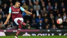 1. Dimitri Payet (West Ham) - Gagal mendapatkan pemain 29 tahun ini pada musim panas, kini Chelsea coba kembali melakukan pendekatan. Dana 40 juta pounds  siap dikeluarkan The Blues untuk mendapatkan gelandang Prancis tersebut. (AFP/Glyn Kirk)