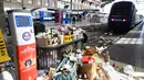 Sebuah foto yang diambil pada 8 Agustus 2023 menunjukkan tumpukan sampah di stasiun kereta Marseille Saint-Charles, saat petugas kebersihan melakukan pemogokan di Marseille, Prancis selatan. (Photo by Christophe SIMON / AFP)