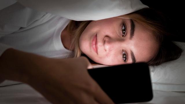 Ilustrasi main HP, malam hari