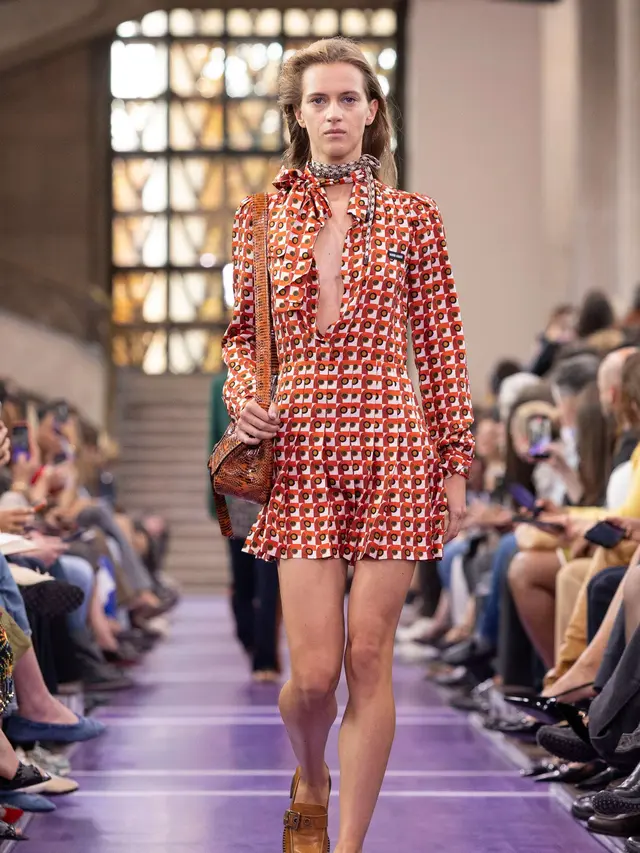 Gandeng Wrangler dan New Balance, Miu Miu Transformasi Daily Wear Jadi Lebih Elegan