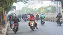 Pengendara motor melawan arus lalu lintas di kawasan Mampang Prapatan, Jakarta, Kamis (29/10). Meskipun  membahayakan pengguna jalan lain, kondisi ini telah lama berlangsung dan belum ada tindakan tegas dari penegak hukum. (Liputan6.com/Gempur M Surya)