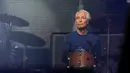 Drummer The Rolling Stones Charlie Watts tampil di Pyramid Stage pada hari keempat Festival Seni Pertunjukan Kontemporer Glastonbury dekat Glastonbury, Inggris, 29 Juni 2013. Charlie Watts tutup usia di sebuah rumah sakit di London pada 24 Agustus 2021 waktu setempat. (ANDREW COWIE/AFP)
