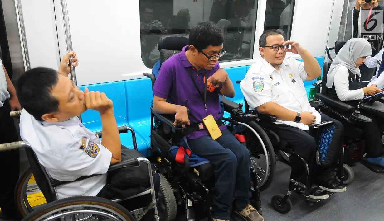 Penyandang disabilitas saat menjajal kereta MRT di Jakarta, Kamis (21/3). Dalam kesempatan tersebut mereka dapat menikmati fasilitas yang di sediakan untuk disabilitas. (Liputan6.com/Angga Yuniar)