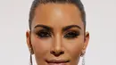 Kim Kardashian mencuri perhatian saat pesta Grisogono Cannes disela-sela Festival Film Cannes 2016 di Prancis, Selasa (17/5). Kim Kardashian mengenakan anting berlian rancangan Fawaz Gruosi bernilai hingga sekitar Rp 479 M. (Jean Christophe MAGNENET/AFP)