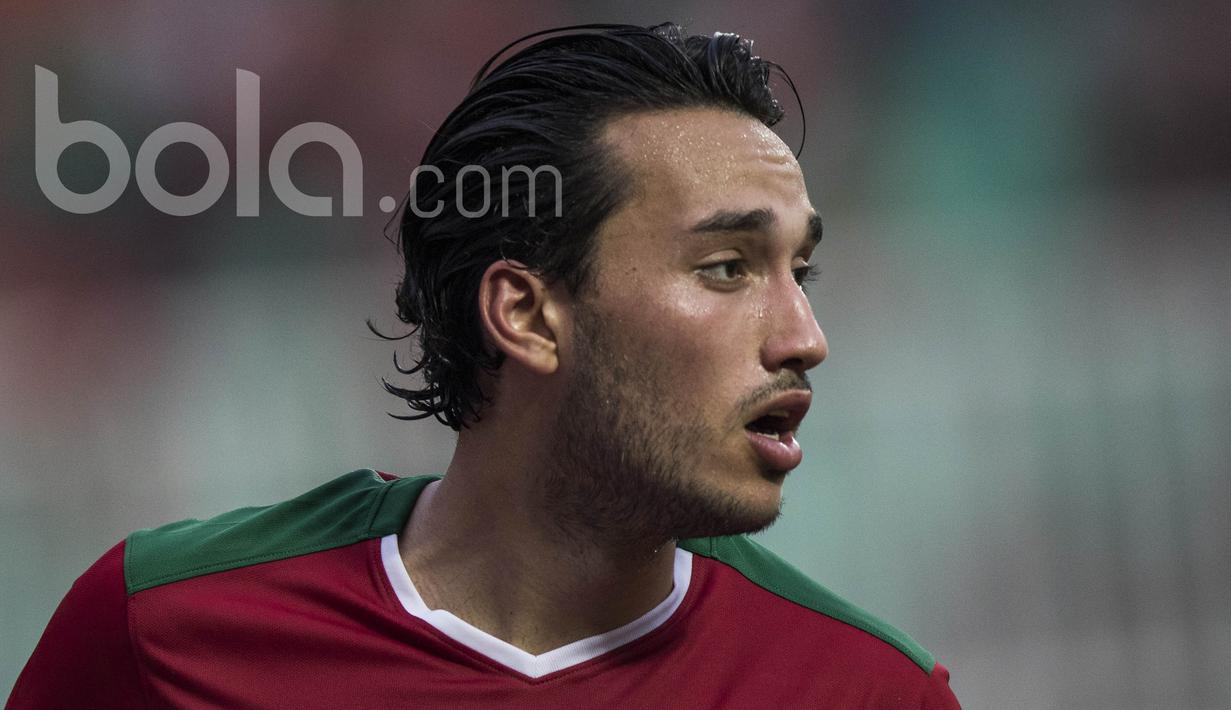 Ezra Walian menjadi satu-satunya pemain naturalisasi yang mengisi skuat Timnas Indonesia U-22. Striker berdarah Manado Belanda yang merumput bersama Jong Ajax itu baru mendapatkan surat keputusan menjadi WNI. (Bola.com/Vitalis Yogi Trisna)