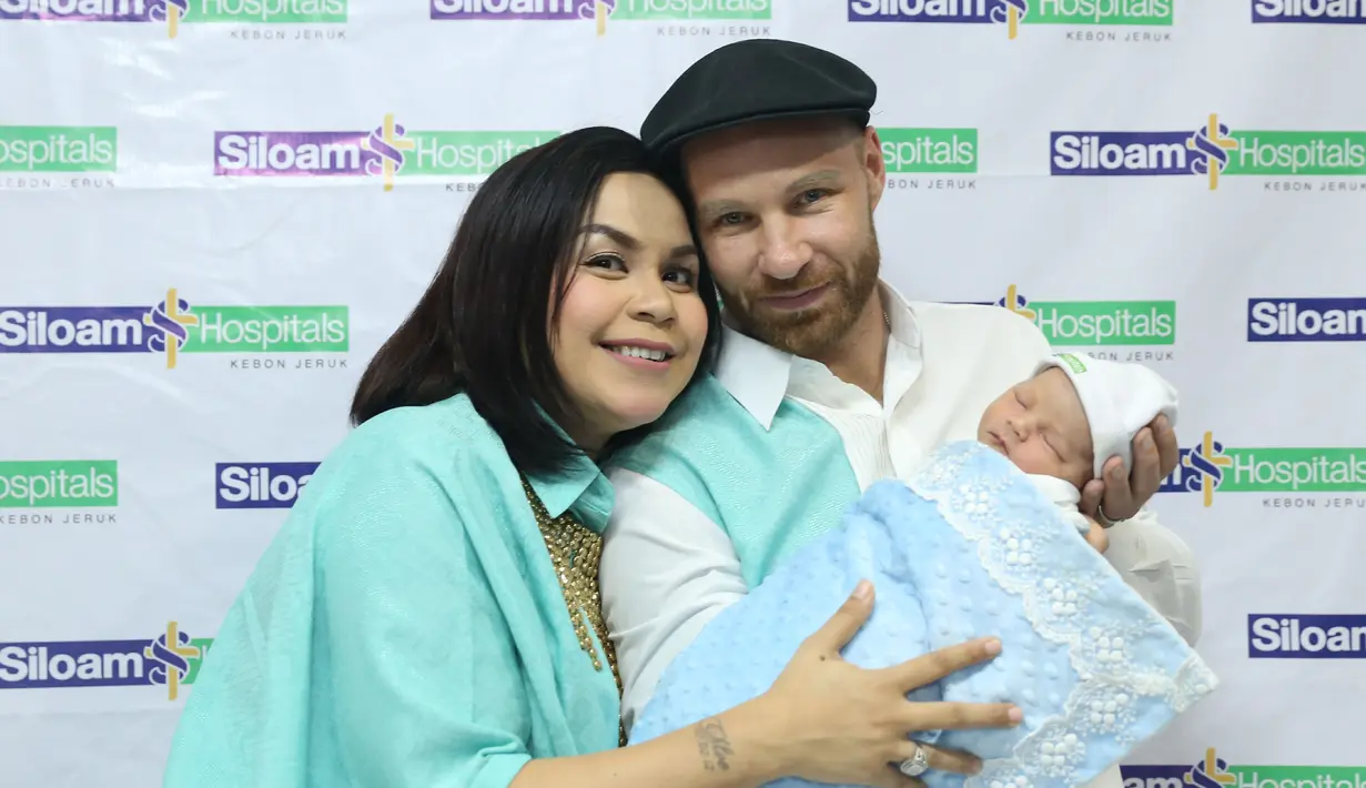 Presenter ini melahirkan anak keduanya berjenis kelamin laki-laki pada 3 Mei 2016 sekitar pukul 12.25 WIB, Rumah Sakit Siloam Kebon Jeruk, Jakarta Barat. (Andy Masela/Bintang.com)