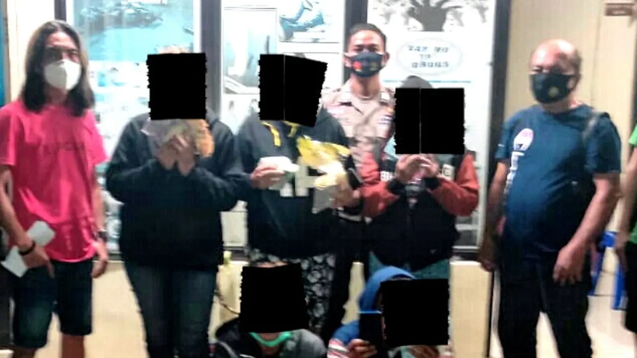 Lima warga ini tertangkap tangan sedang berjudi jenis kartu remi, di Desa Pinili, Kecamatan Dimembe Kabupaten Minahasa Utara, Sulut, Sabtu (30/1/2021) sekitar pukul 23.30 Wita.