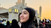 Febby Rastanty Ungkap Pengalaman Mencium Hajar Aswad Tanpa Berdesakan, Hanya Bareng Jemaah Perempuan