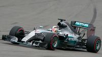 Pembalap Formula Satu (F1) tim Mercedes, Lewis Hamilton mengendarai mobilnya pada Grand Prix Rusia di Sochi, Minggu (11/10/2015). Lewis Hamilton memenangkan ajang Formula GP Rusia. (REUTERS/Grigory Dukor)