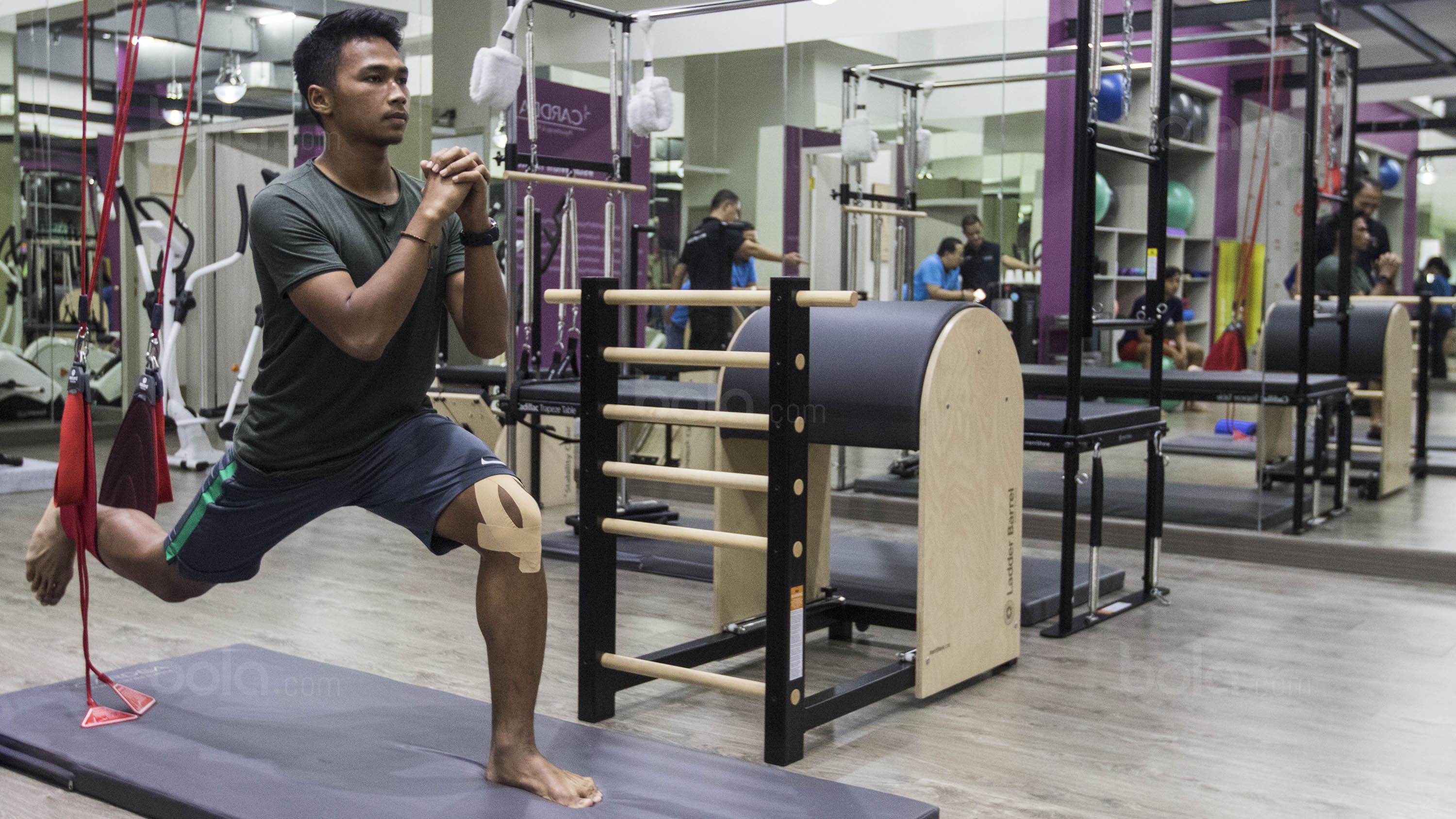 Bek Timnas Indonesia U-22, Bagas Adi Nugroho, menjalani terapi pemulihan di Cardea, Jakarta, Senin (31/7/2017). Lutut kiri dari pemain Arema FC ini mengalami cedera usai melakukan tekel pada kualifikasi Piala Asia U-23. (Bola.com/Vitalis Yogi Trisna)