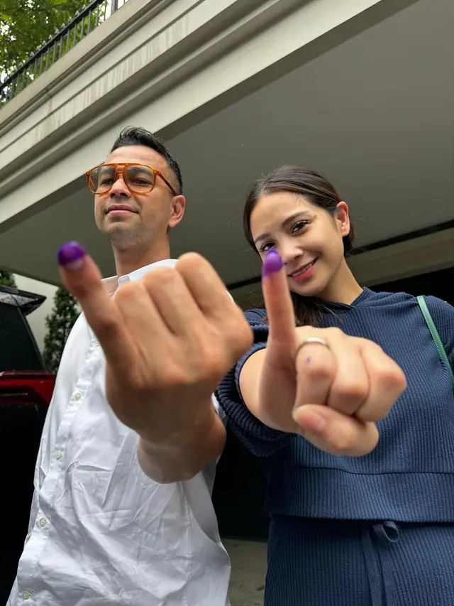 Raffi Ahmad dan Nagita Slavina nyoblos (Instagram/raffinagita1717)