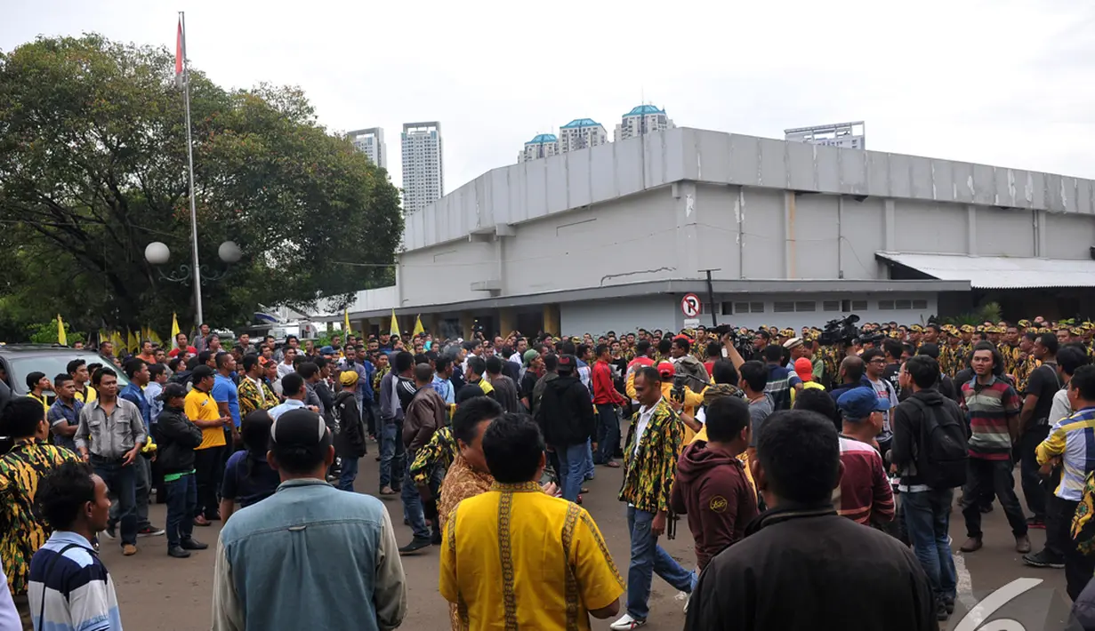 Suasana di depan DPP Golkar usai bentrok fisik antar sesama pendukung Golkar saat Rapat Pleno, Jakarta, Selasa (25/11/2014). (Liputan6.com/Johan Tallo)