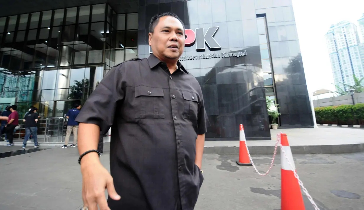 Anggota DPRD Jambi dari PDIP, Zainur Arfan usai diperiksa di Gedung KPK, Jakarta, Kamis (14/12). Ketua Fraksi PDIP Jambi tu diperiksa sebagai saksi tersangka Saifuddin terkait dugaan suap pengesahan RAPBD Jambi TA 2018. (Liputan6.com/Helmi Fithriansyah)