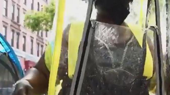 Warga New York, Amerika Serikat, memanfaatkan bilik pesta untuk makan di luar rumah dan menonton film bersama. (dok. screenshot video Twitter @SCMPNews)