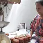 Ci Pikong alias Hayati (71), warga Kabupaten Purwakarta yang sampai saat ini masih konsistem memproduksi Kue Kerajang. Foto (Istimewa)