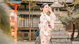Aura kecantikan Sabrina Anggraini semakin terpancarkan dengan tampil dalam balutan kimono bermotif floral warna nude beige. Kecantikan Sabrina ini membuat banyak orang terpukau dengan gaya fashionnya.(Liputan6.com/IG/@sabrinaanggraini)