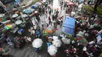 Pedagang Kaki Lima (PKL) menjajakan dagangannya di sekitar Mesjid Istiqlal, Jakarta, Jumat (2/12). Aksi 2 Desember yang dipenuhi massa menjadi kesempatan bagi sejumlah PKL untung meraup untung. (Liputan6.com/Immanuel Antonius)