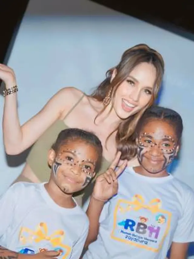 7 Potret Cinta Laura Kunjungi Sekolah Papua, Selalu Jadi Inspirasi