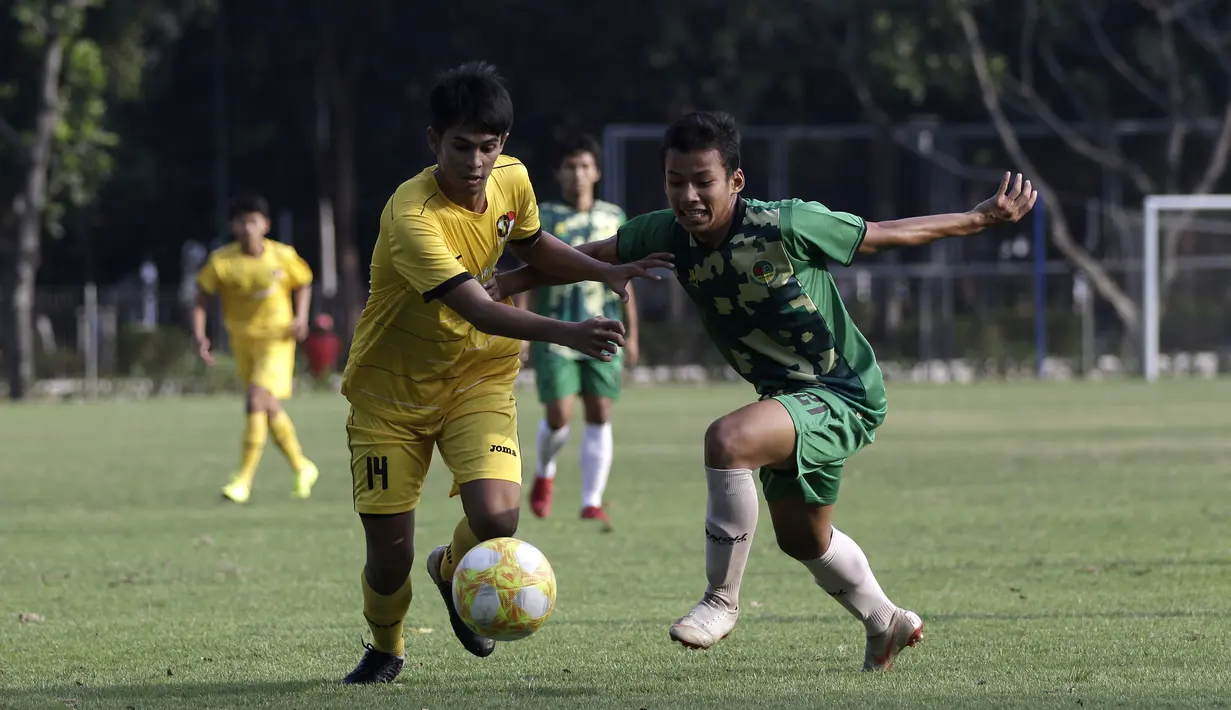 Striker Vamos Indonesia, Risyad, berebut bola dengan pemain PS Tira Persikabo U-18 pada pertandingan persahabatan di Lapangan A GBK, Jakarta, Rabu (29/5). Kedua klub bermain imbang 1-1. (Bola.com/Yoppy Renato)