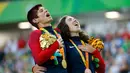Atlet Sepeda Trek, Shawn Morelli dan Megan Fisher dari AS menyanyikan lagu kebangsaan AS saat naik podium di kejuaraan Paralimpiade Rio 2016, Brasil (08/09). (REUTERS / Ricardo Moraes)