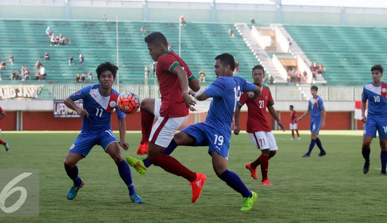 Pesepakbola Timnas U-19  Muhammad Dimas Drajat (tengah) dibayangi dua pemain Filipina U-19 pada International Friendly Match di Stadion Maguwoharjo, Sleman, Jumat (19/8). Indonesia menang dengan skor 3-1. (Liputan6.com/Boy Harjanto)