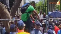 [VIDEO] Tak Bisa Layat Mandela, Warga Ngamuk Lawan Polisi