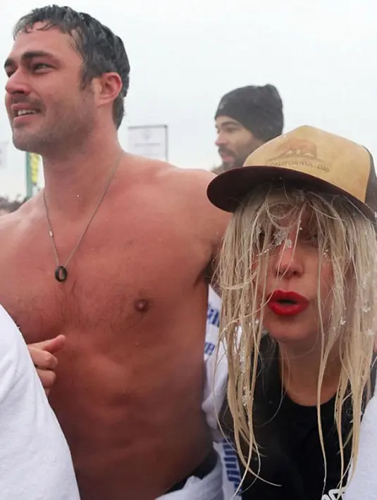 Heran, bagaimana Taylor Kinney bertahan dengan kondisi telanjang dada macam itu?