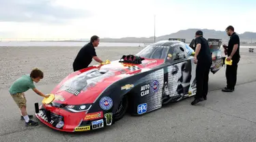 Mobil balap Chevrolet Camaro SS yang didesain dengan sampul album terbaru Taylor Swift "Reputation" disiapkan di Las Vegas, Nevada (10/11). Album ke-6 Taylor Swift terdiri dari 15 lagu. (AFP Photo/Getty Images/AFP)