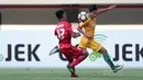 Pemain Sriwijaya FC U-19, Adistya Wicaksana (kanan) berusaha melewati adangan pemain Persija Jakarta U-19, pada laga perdana Liga 1 U-19 di Stadion Patriot, Bekasi, Sabtu (8/7/2017). Persija U19 bermain imbang 1-1. (Bola.com/Nicklas Hanoatubun)