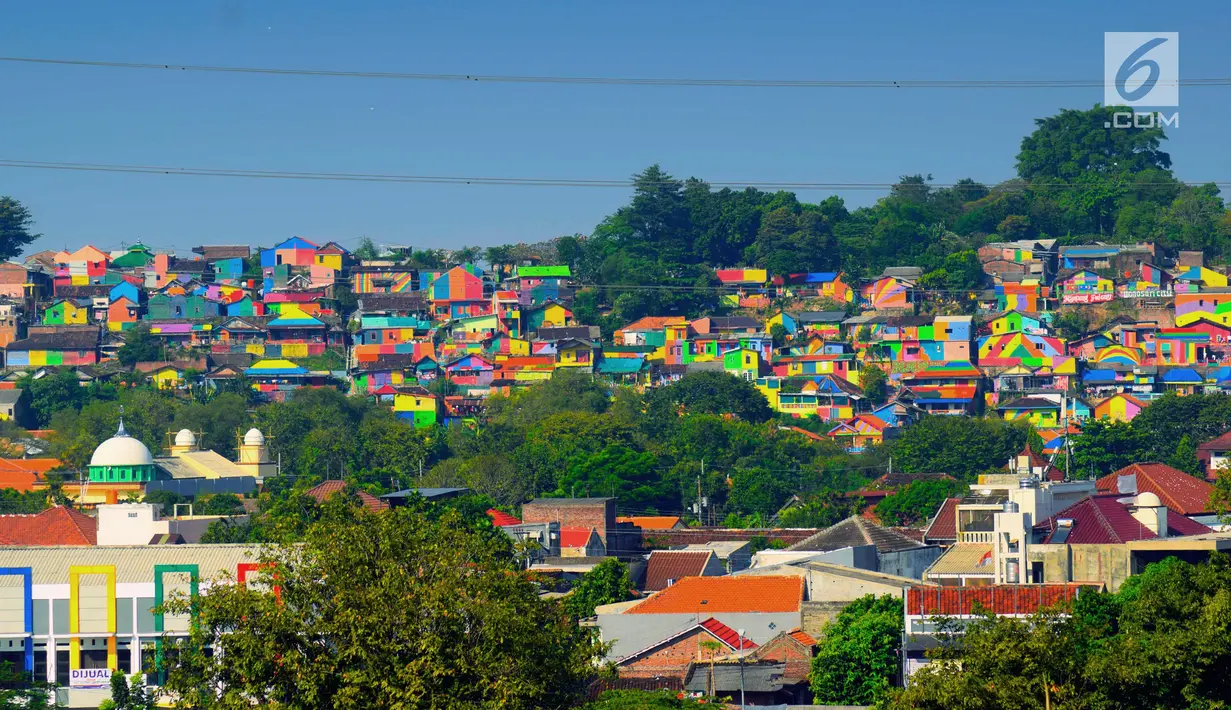 Pemandangan Kampung Wonosari di Randusari, Semarang (24/5). Karena banyaknya warna, kampung tersebut sekarang lebih dikenal sebagai Kampung Pelangi. (Liputan6.com/Gholib)