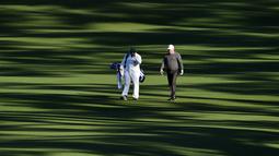 Pegolf AS, Mark O'Meara, berjalan bersama caddie Shane Joel saat sesi latihan jelang turnamen golf The Masters di Augusta National Golf Club, Augusta, Georgia, AS, (5/4/2016). (AFP/Don Emmert)