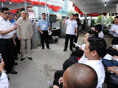 Menkumham Yasonna H Laoly memberi arahan pada peserta tes seleksi CPNS Kemenkumham di gedung BKN, Jakarta, Senin (11/9). Pada 2017, tercatat 1.116.138 pelamar CPNS mendaftar di lingkungan Kemenkumham. (Liputan6.com/Helmi Fithriansyah)