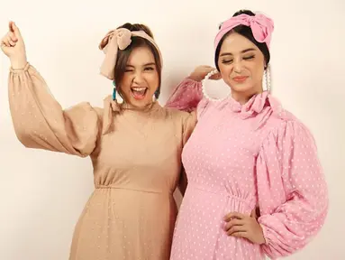 Dewi Perssik kerap mengunggah foto bersama sang keponakan di akun Instagram pribadinya. Kedekatan dan keakraban juga terlihat pada foto Dewi Perssik ini. (Liputan6.com/IG/@dewiperssikreal)