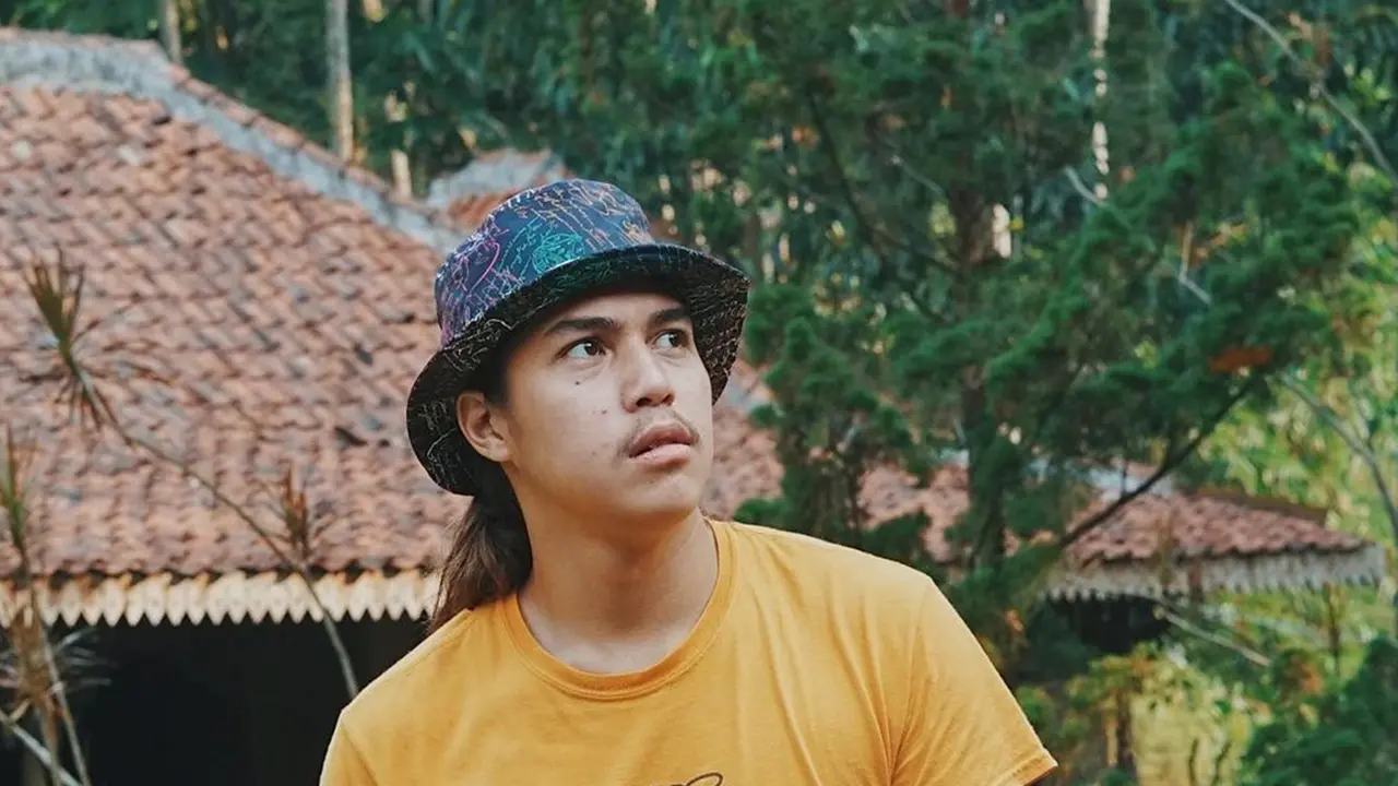 FOTO: Gaya El Rumi Pakai Topi, Tampil Keren
