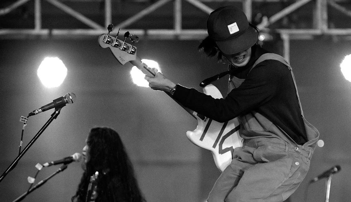 FOTO: Gaya Iqbaal Ramadhan di Atas Panggung, Tampil Memukau - Page 1 - Hot Liputan6.com