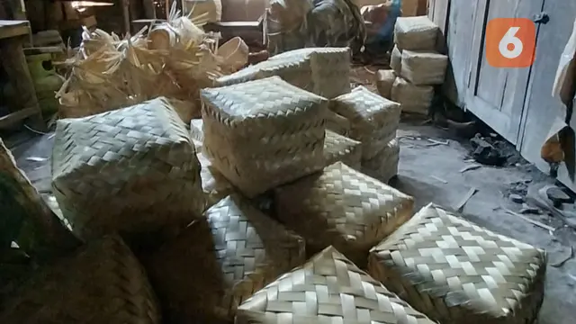 Pengerajin Besek di Lingkungan Papring Kalipuro Kebanjiran Pesanan Jelang Idul Adha (Hermawan Arifianto/Liputan6.com)