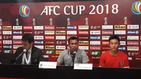 Widodo (tengah) saat mengomentari kekalahan Bali United atas Yangon United di Piala AFC (Liputan6.com/Dewi Divianta)