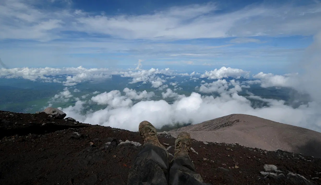Pendaki akan disuguhkan pemandangan bak negeri di atas awan saat berada di puncak Gunung Kerinci. Foto diambil pada 15 Mei 2015. (Liputan6.com/Helmi Fithriansyah)