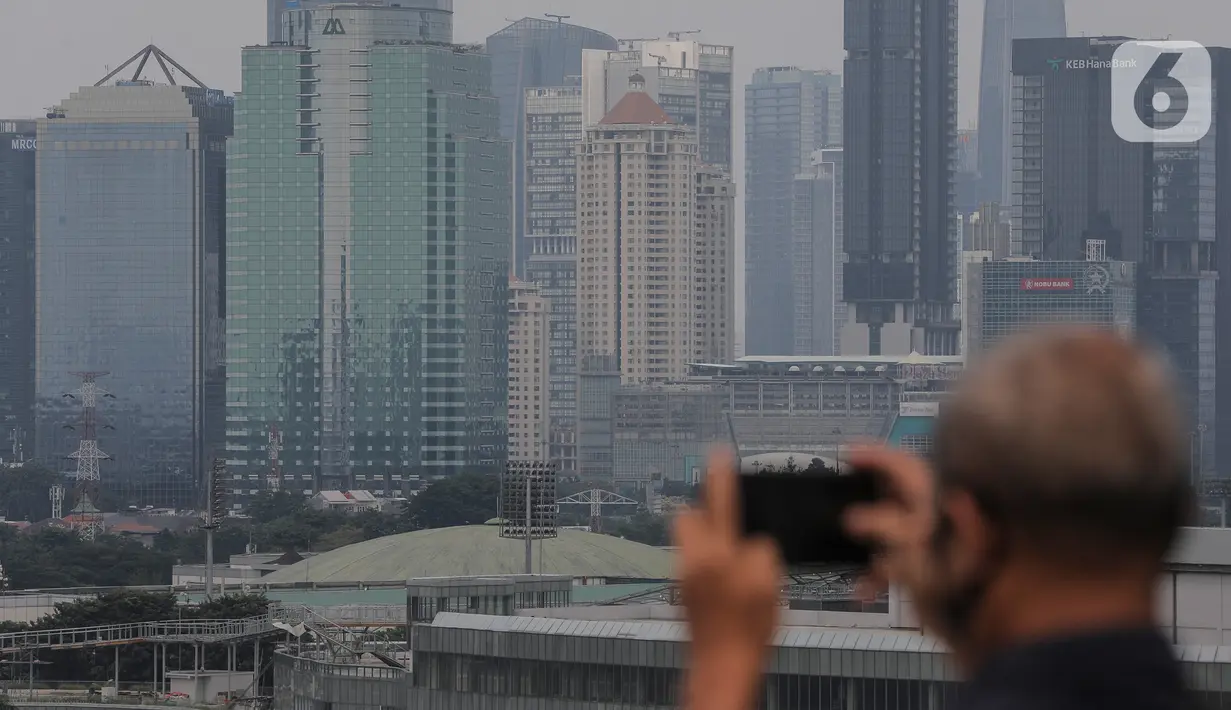 Deretan gedung bertingkat tersamar kabut polusi udara di Jakarta, Selasa (20/4/2021). Berdasarkan data "World Air Quality Index" pada Selasa (20/4) pukul 10.00 WIB tingkat polusi udara di Jakarta menunjukkan kualitas udara di Ibu Kota termasuk kategori tidak sehat.  (Liputan6.com/Johan Tallo)