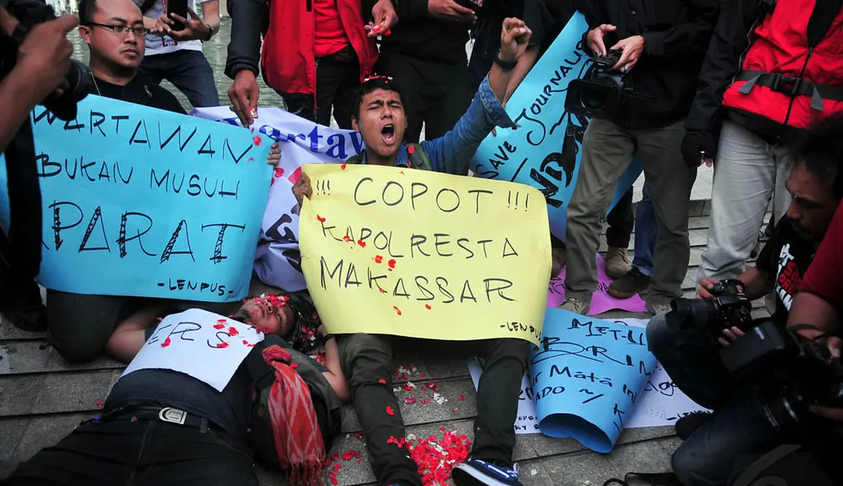 Demo digelar untuk mengecam tindak penganiayaan yang dilakukan aparat kepolisian kepada wartawan saat melakukan peliputan demonstrasi di Makassar pada 13 November, Jakarta, Jumat (14/11/2014). (Liputan6.com/Johan Tallo)