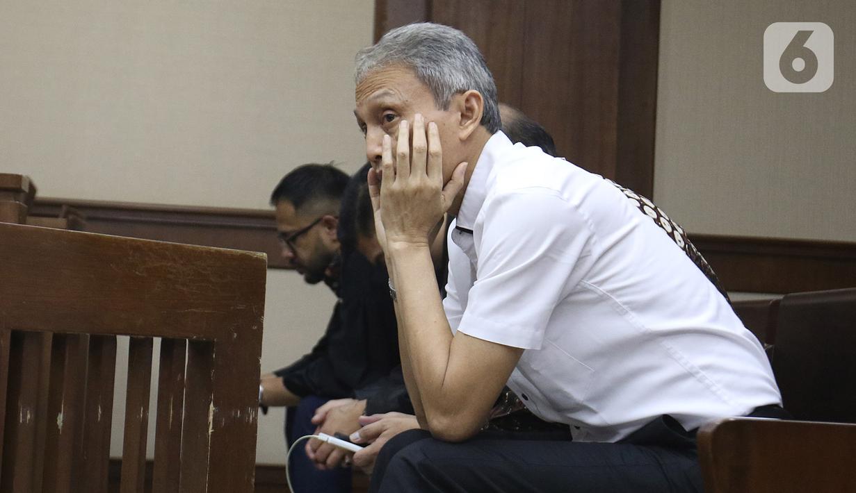 Mantan Direktur Produksi dan Teknologi PT Krakatau Steel (Persero) Wisnu Kuncoro bersiap menjalani sidang vonis dugaan suap di Pengadilan Tipikor, Jakarta, Senin (11/11/2019). Wisnu divonis 1 tahun dan 6 bulan penjara serta denda Rp 50 juta subsider dua bulan kurungan. (Liputan6.com/Herman Zakharia)