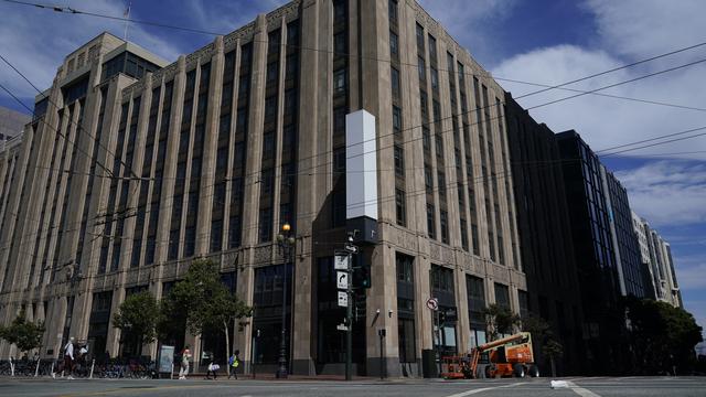 Twitter menghapus logo X dari kantor pusatnya di San Francisco