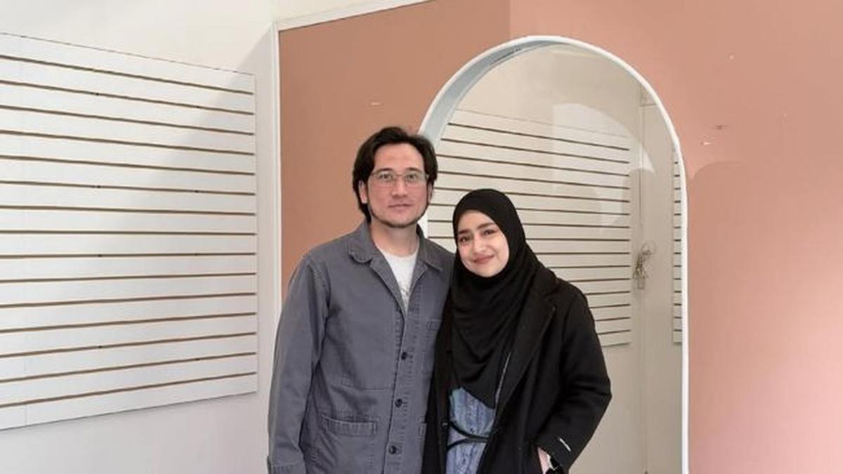 5 Potret Bahagia Cindy Fatikasari dan Tengku Firmansyah Pertontonkan Masjid Indonesia Pertama di Kota Edmonton Kanada