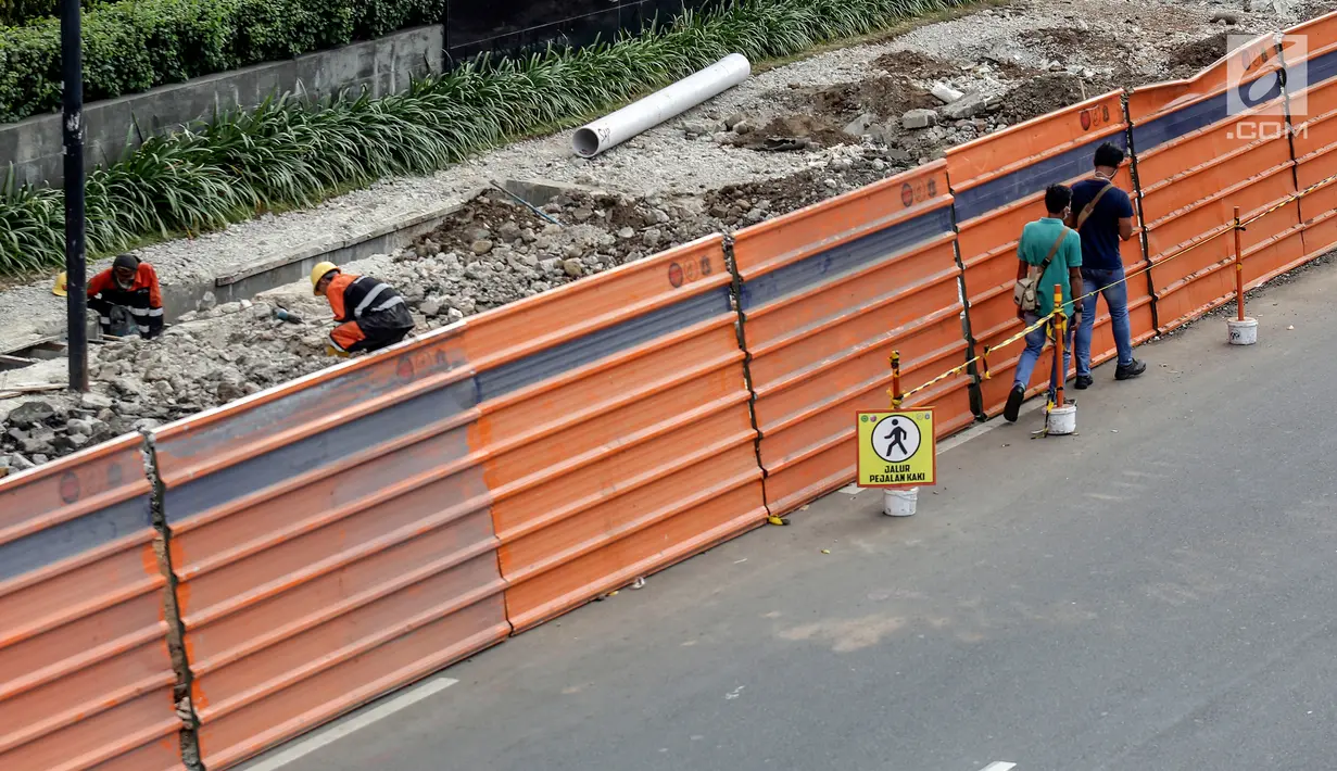 Pekerja mengerjakan proyek revitalisasi trotoar di Jalan Salemba Raya, Jakarta Pusat, Kamis (1/8/2019). Revitalisasi yang menghabiskan anggaran Rp75 milliar dilakukan untuk memberikan kenyamanan pejalan kaki, sekaligus mempercantik wajah Ibukota. (Liputan6.com/Johan Tallo)