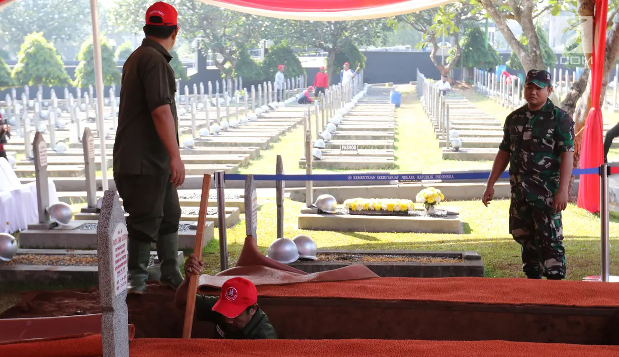 Pekerja menggali makam Presiden ke-3 RI BJ Habibie di TMP Kalibata, Jakarta, Kamis (12/9/2019). Habibie meninggal pada Rabu, 11 September 2019 pukul 18.05 WIB. (Liputan6.com/Herman Zakharia)