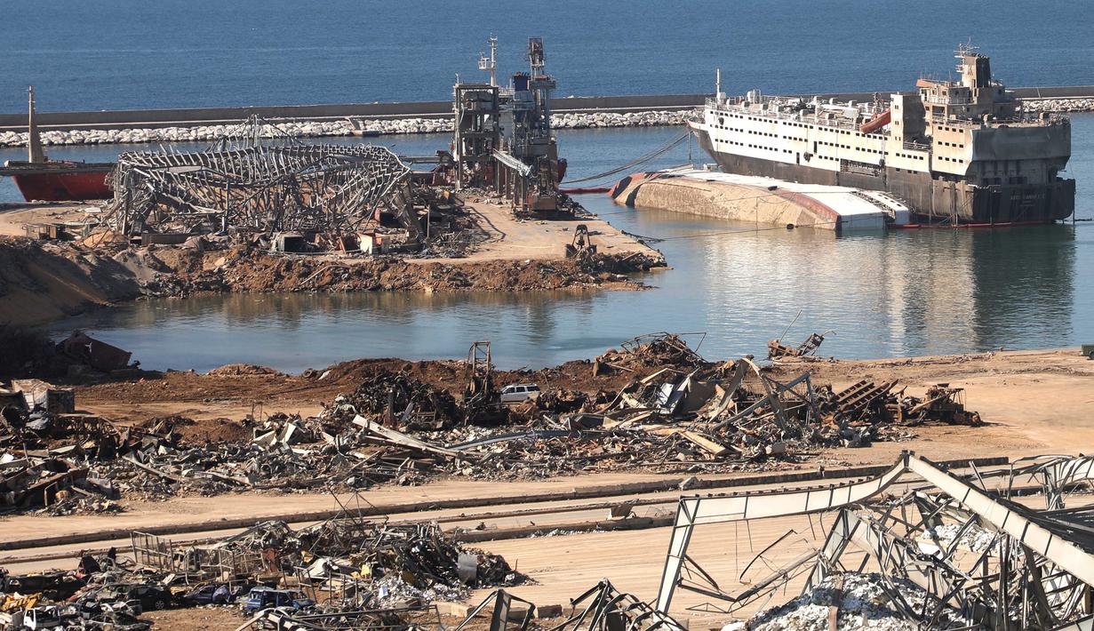 Puing-puing bangunan terlihat di Pelabuhan Beirut, Lebanon (17/8/2020). Kini, lebih dari 290.000 orang dilaporkan kehilangan pekerjaan, ujar seorang juru bicara PBB pada Senin (17/8). (Xinhua/Bilal Jawich)