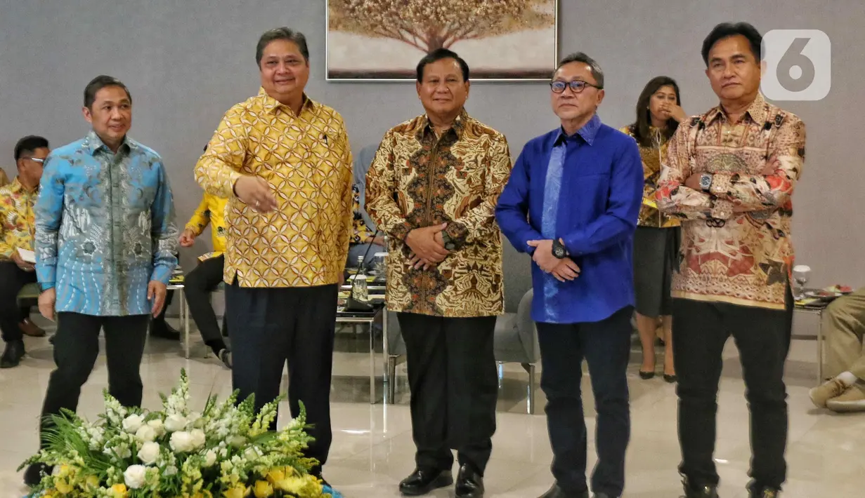 Ketum Partai Gerindra sekaligus bacapres, Prabowo Subianto (tengah) bersama Ketum Partai Golkar Airlangga Hartanto (kedua kiri), Ketum PAN Zulkifli Hasan (kedua kanan), Ketum PBB Yusril Ihza Mahendra (kanan) dan Ketum Gelora Anis Matta (kiri) saat melakukan pertemuan di kantor DPP Golkar, Jakarta, Kamis (14/9/2023). (Liputan6.com/Angga Yuniar)