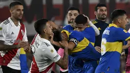 Keributan terjadi antara pemain River Plate, Matias Suarez (dua kanan), dan pemain Boca Junior, Guillermo Fernandez (tengah), dalam pertandingan Argentine Professional Football League Tournament 2023 yang berlangsung di El Monumental stadium, Senin (8/5/2023) pagi WIB. (AFP/Luis Robayo)