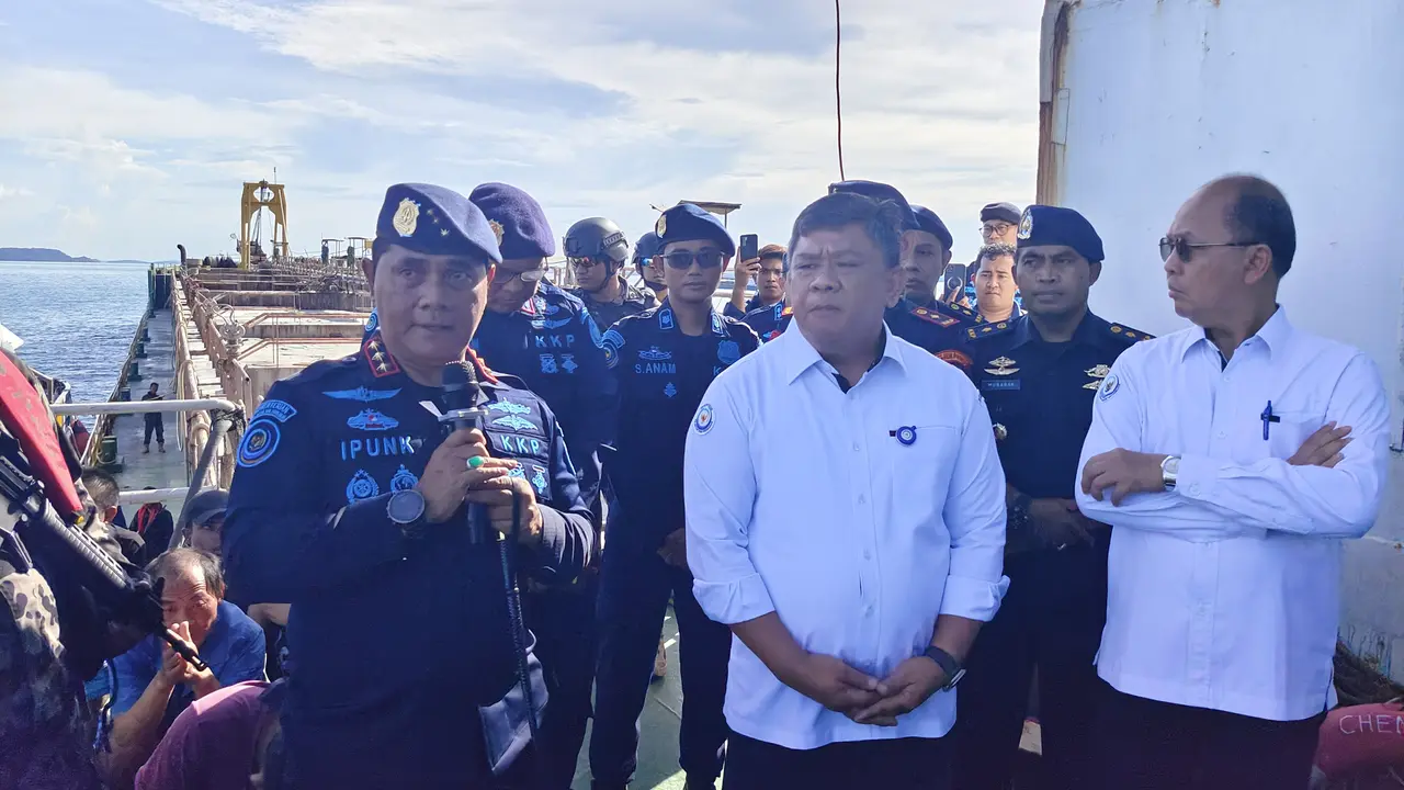 Dirjen PSDKP, Pung Nugroho memberikan penjelasan terkait penangkapan kapal diduga penyedot pasir ilegal di perairan Batam, Kepulauan Riau. (Liputan6.com/Dicky Agung Prihanto)